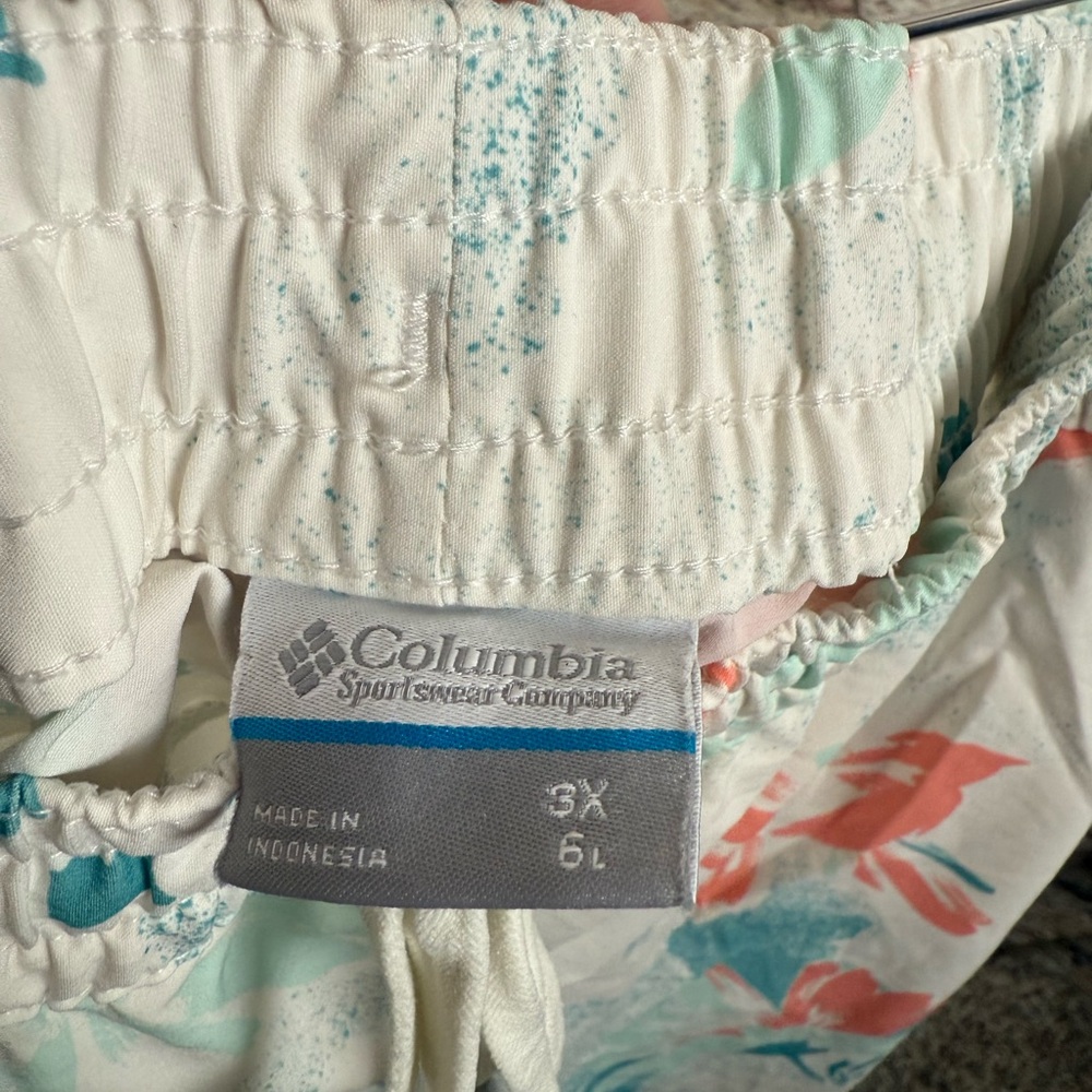 Columbia Cream and Coral Floral Shorts size 3X. C28 - Picture 3 of 3